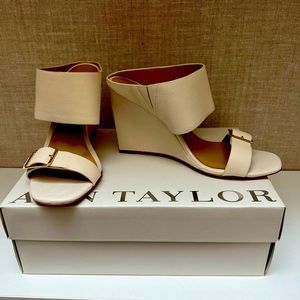 NIB Ann Taylor Helene Leather Wedge Mule size 8.5 - crème color